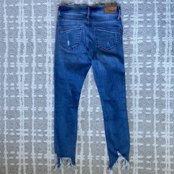 •EXPRESS• NWT Mid-Rise Distressed Cropped Ankle Jeans - Picture 3 of 13